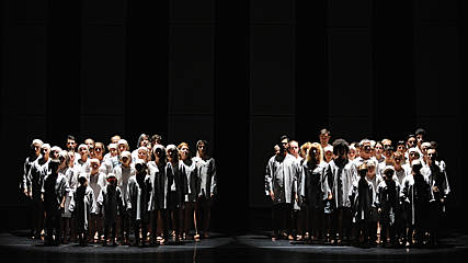 Foto GDD:Elenco do ENDLESS em palco.